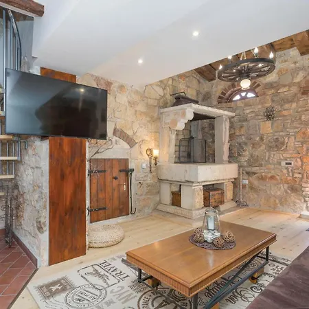 Feriehus 2 Bedroom Beautiful Home In Porec *