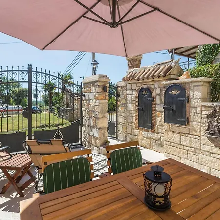 Сasa de vacaciones 2 Bedroom Beautiful Home In Porec *