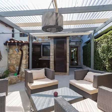 Vakantiehuis Amazing In With Kitchen Poreč