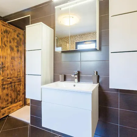 Vakantiehuis Amazing In With Kitchen Poreč